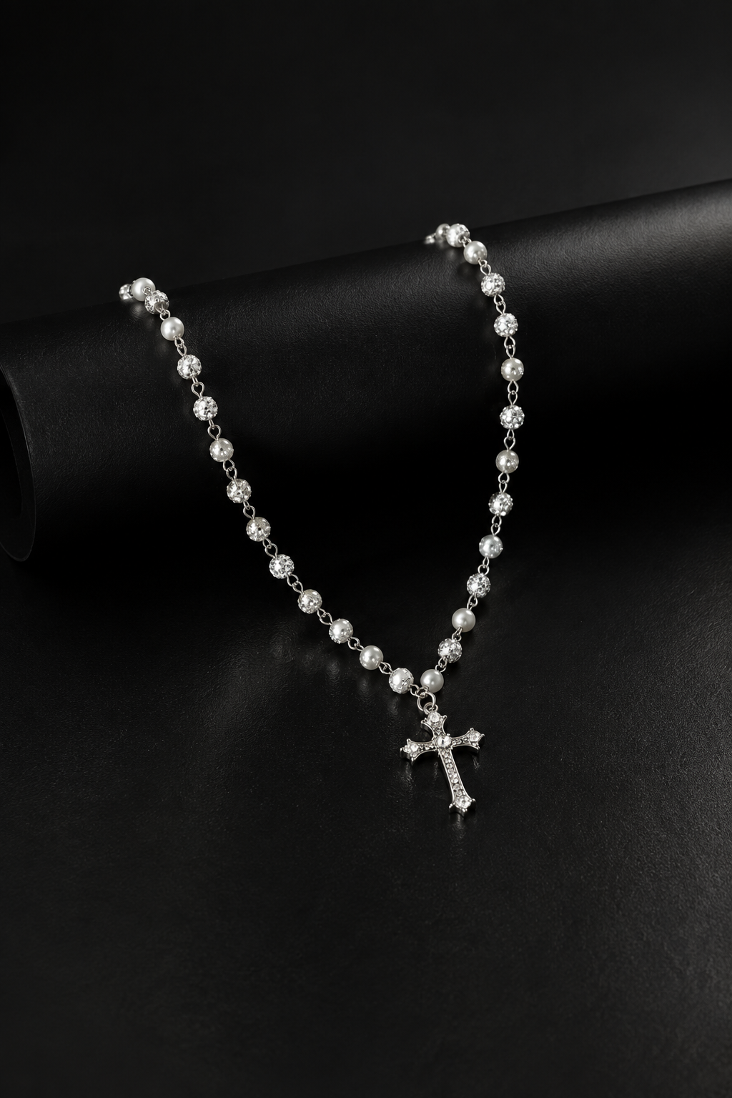 Le Fremét™ Pearl Cross Necklace